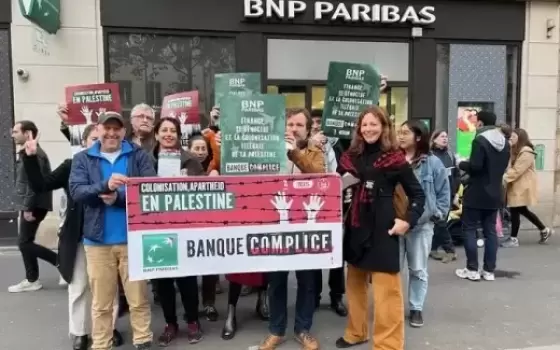 وقفة داعمة لفلسطين استنكارًا على تورط بنك بي إن بي بالإبادة