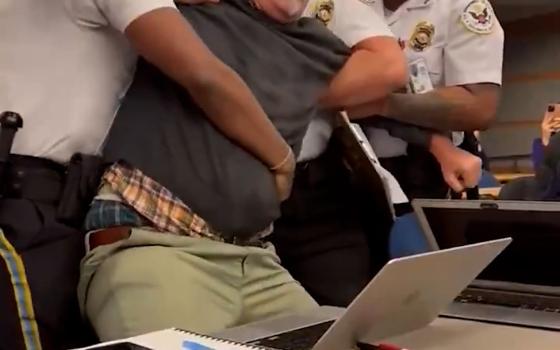 اعتقال الصحفي الأردني سام حسيني أثناء مقاطعته كلمة بلينكن دفاعًا عن غزة