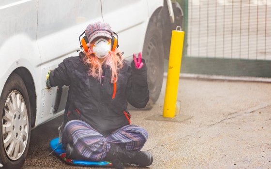 ناشطة ترفع علامة النصر_