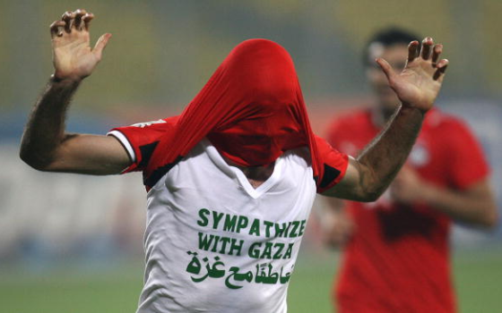 لاعب كرة قدم يبرز قميصًا داعمًا لفلسطين