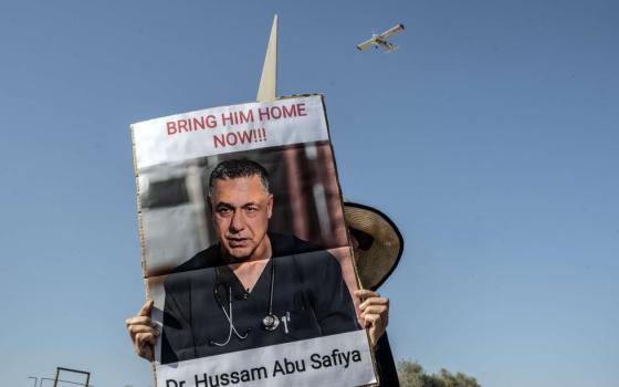 الطبيب المعتقل حسام أبو صفية