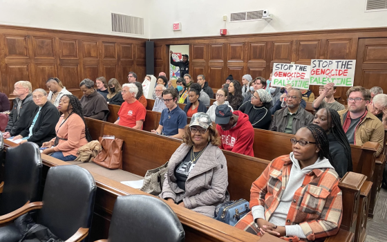 رفع لافتات تضامنية باجتماع في أمريكا