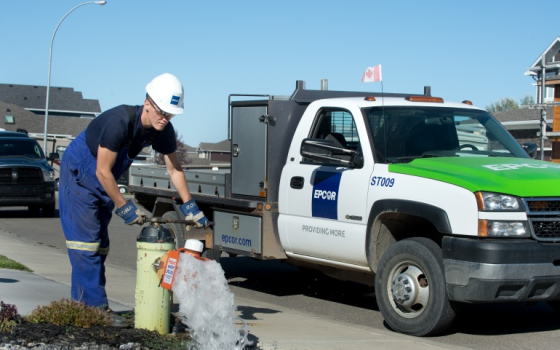 عامل يضخ المياه