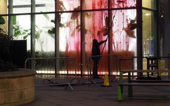 تلطيخ مبنى شركة CDW