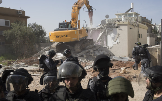 جرافة تهدم منزلًا لمواطن فلسطيني