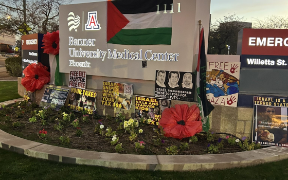 علم فلسطين على مبنى مركز أريزونا الطبي