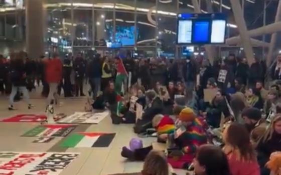 احتجاج صامت في محطة أوتريخت دعمًا لفلسطين