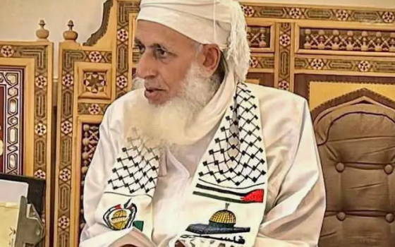 مفتي سلطنة عمان يرتدي وشاحًا فلسطينيًا  