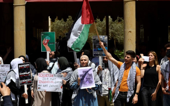 طلاب بوقفة تضامنية داعمة لفلسطين