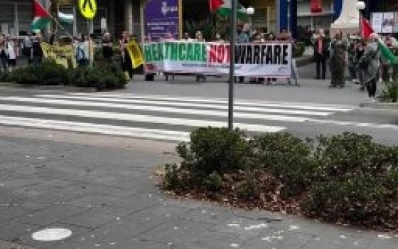 وقفة داعمة للطبيب حسام أبو صفية أمام مستشفى أسترالية