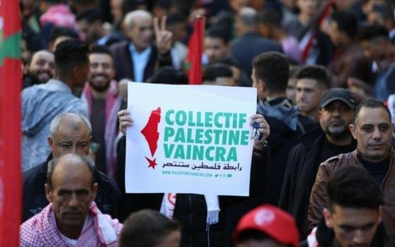 رفع لافتة لمنظمة رابطة فلسطين ستنتصر