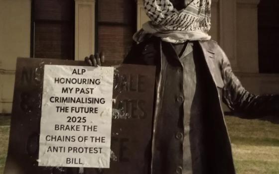 كوفية على تمثال زيلدا دي أبرانو القائدة الأسترالية