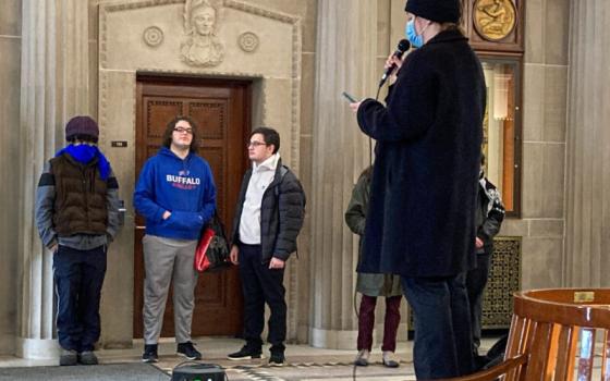 طلاب روتشستر أمام بوابة يتكلمون