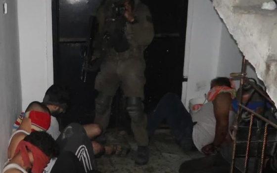 جندي إسرائيلي يعتقل مدنيين من غزة