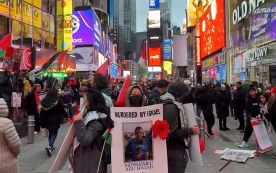 تظاهرة خارج مقرات الإذاعات الأمريكية