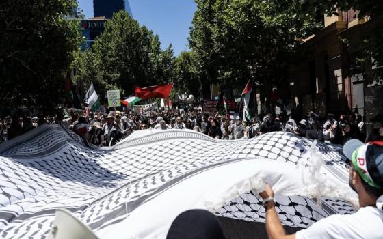 كوفية بحجم كبير في مظاهرة تضامنية في أستراليا