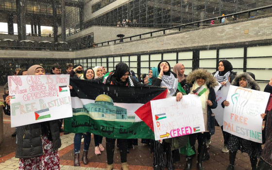 طلاب يرفعون لافتات داعمة لفلسطين