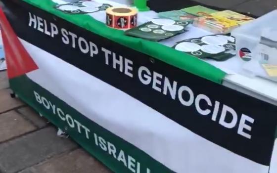 طاولة بلافتات ومنشورات داعمة لفلسطين في غلاسكو