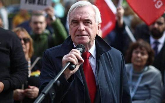 النائب البريطاني جون ماكدونيل