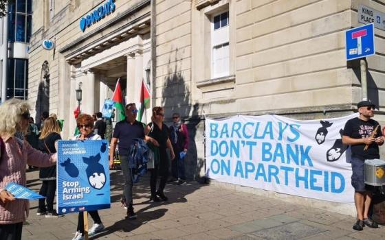 وقفة احتجاجية عند بنك باركليز