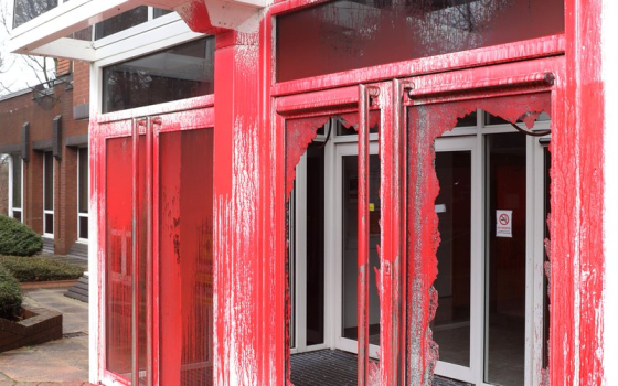 تلطيخ مقر لشركة أليانز التي تؤمن على إلبيت للأسلحة