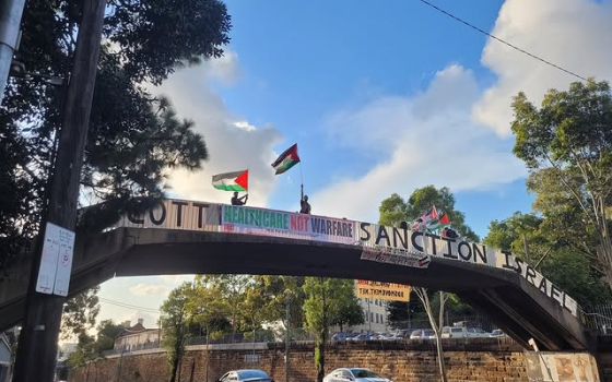 تعليق لافتة داعمة لفلسطين على جسر المشاة بسيدني