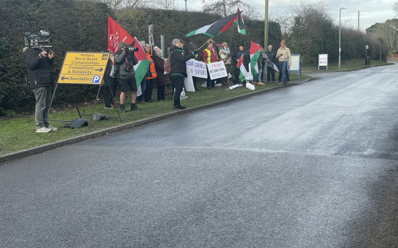 مظاهرة خارج منتجع بوتيرز المستضيف لبطولة البولينج