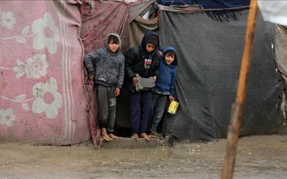 أطفال غزة أمام خيامهم الغارقة بالمطر