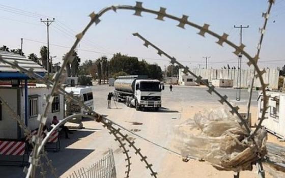 سياج أمامه شاحنة