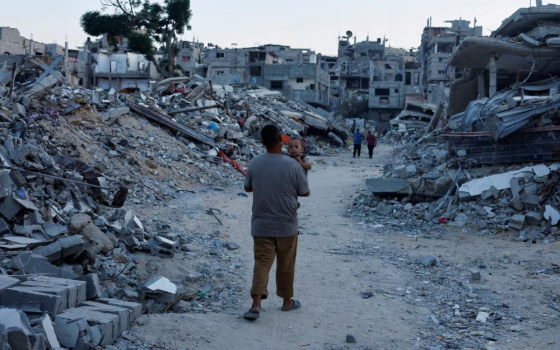 طفل وسط الدمار في غزة