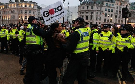 الشرطة تحاصر متضامنين مع فلسطين