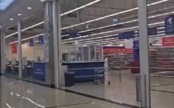 متاجر كارفور خالية في سلطنة عمان  