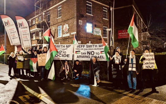 احتجاج داعم لفلسطين أمام مكتب جيف سميث