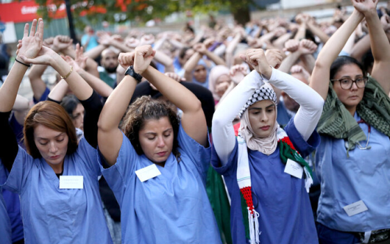 احتجاج داعم لفلسطين لعاملين في المجال الصحي