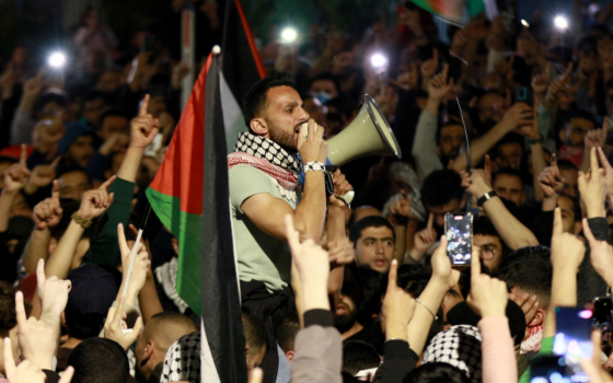 شخص يهتف بمظاهرة داعمة لفلسطين في الأردن