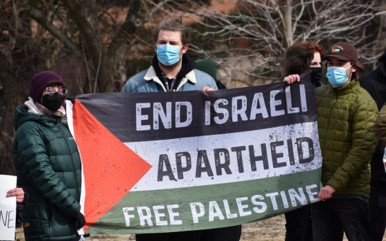 طلاب يرفعون العلم الفلسطيني ويدعون لإنهاء الاحتلال الإسرائيلي