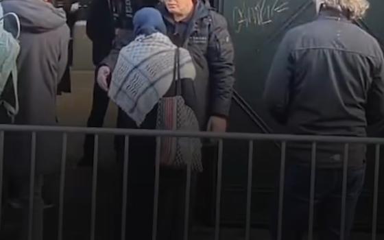 منع سيدة ترتدي الكوفية من الدخول إلى منطقة الدعاية الانتخابية في ألمانيا