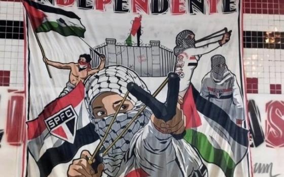 لافتة تضامن مع فلسطين رفعها مشجعو فريق ساو باولو