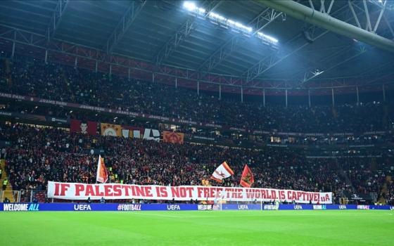 عبارة تضامنية رفعها جمهور نادي غلطة سراي التركي