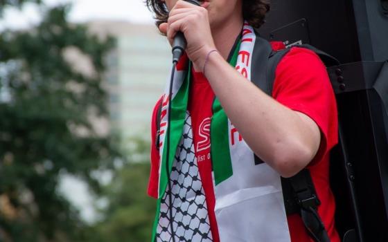 طالب يخطب باحتجاج مؤيد لفلسطين