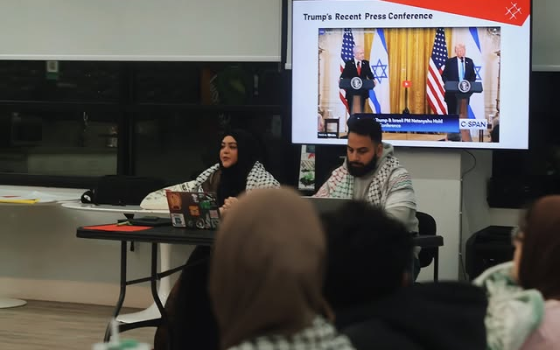 اجتماع يحضره مؤيدو لفلسطين