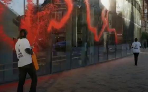 رش جامعة غلاسكو بالطلاء الأحمر