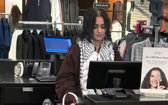 موظفة ترتدي الكوفية