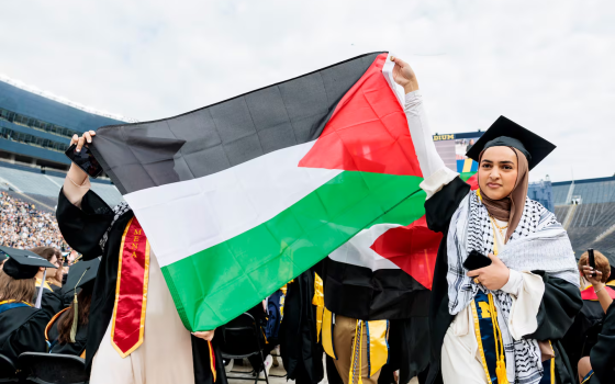 رفع العلم الفلسطيني في حفل تخرج