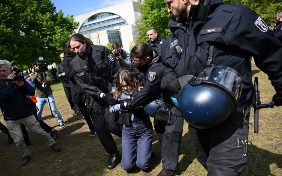 قمع الشرطة الألمانية لمتظاهرة داعمة لفلسطين  