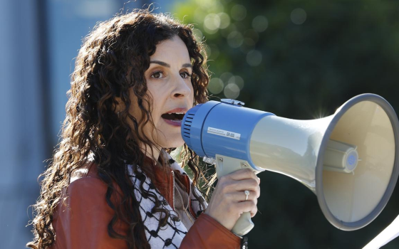 وزيرة التعليم الأسترالي تلقي كلمة