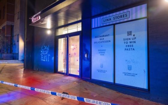 تحطيم زجاج مصنع CDW لدعمع شركة إلبيت المصنعة للأسلحة الإسرائيلية