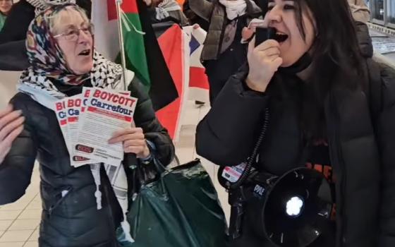 مشاركون في احتجاج ضد كارفور الداعمة للاحتلال