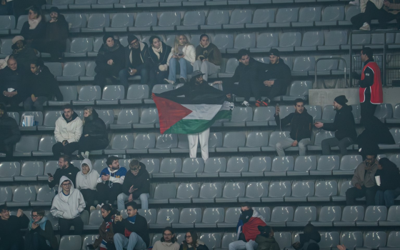 رفع علم فلسطين خلال مباراة