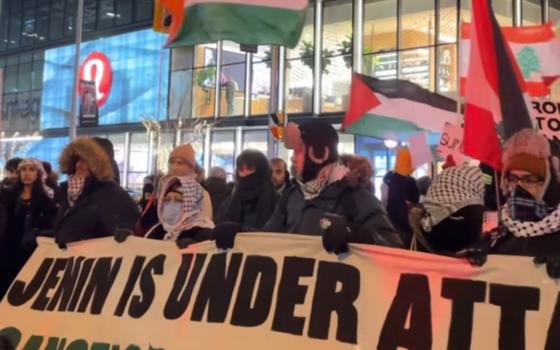 مظاهرة داعمة لفلسطين في كندا أمام قنصلية الاحتلال